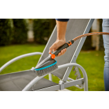 Spazzola manuale Gardena Cleansystem M morbida, con raccordo per tubo flessibile, per la pulizia di piccole superfici